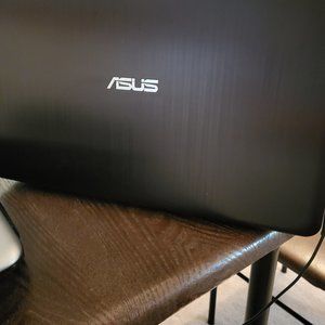 4 GB Asus Laptop + Charger